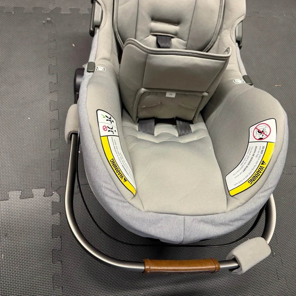 Deluxe Gray Infant Car Seat Nuna Pipa Gray With infant insert - Picture 3 of 4